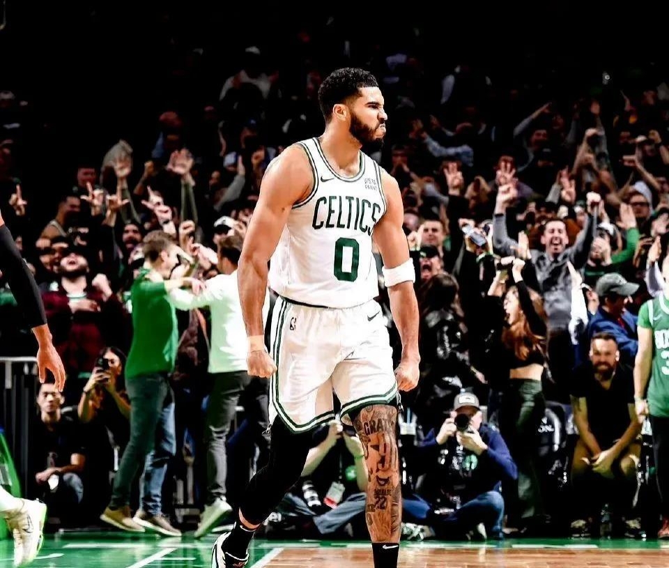 PG-包含塔图姆连续二十场比赛得分超过最后时刻胜出，SKT不断突破！观众掌声雷动的词条